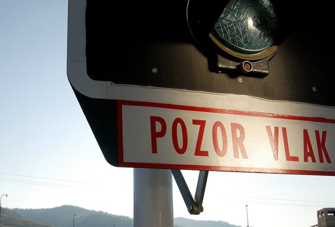 V Lužiankach sa zrazil vlak s Citroënom, 28-ročný vodič skončil v nemocnici