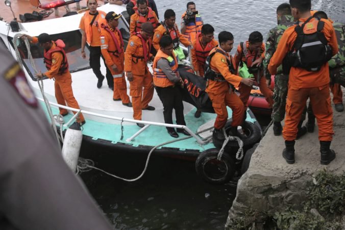 Počet nezvestných z potopeného trajektu na jazere Toba stúpol, úrady už potvrdili aj úmrtie