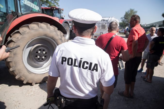 Polícia dementuje informáciu, že poslala na protest farmárov vodné delo