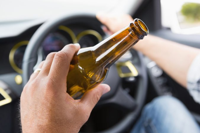 Žiak v autoškole šoféroval opitý, inštruktorovi sa jeho správanie nepozdávalo a zavolal políciu