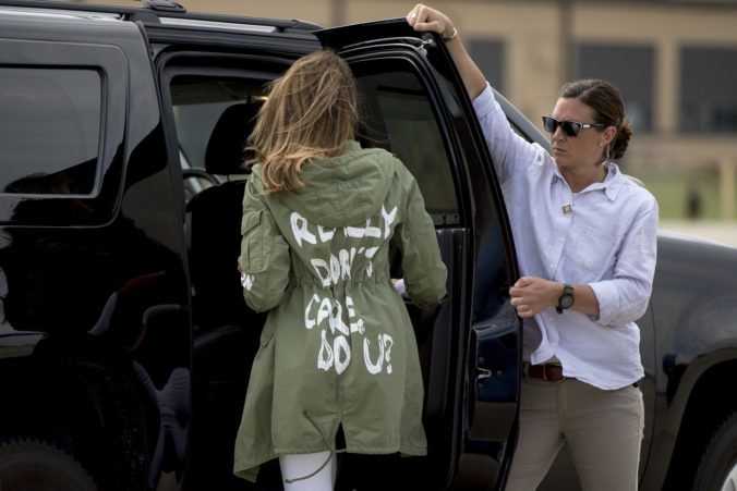Melania Trumpová pritiahla pred návštevou detí migrantov neželanú pozornosť, môže za to bunda