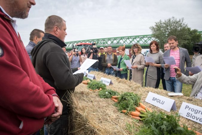 Nespokojní farmári opustia po proteste Bratislavu, ich memorandum podporila len opozícia