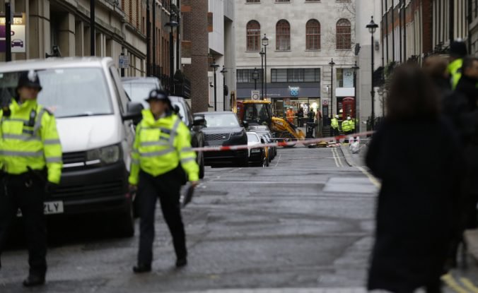Polícia evakuovala pre bombovú hrozbu londýnsku železničnú stanicu