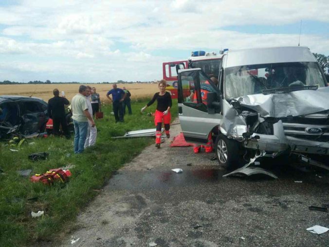 V okrese Dunajská Streda sa zrazila dodávka s dvomi autami, niekoľko ľudí je zranených