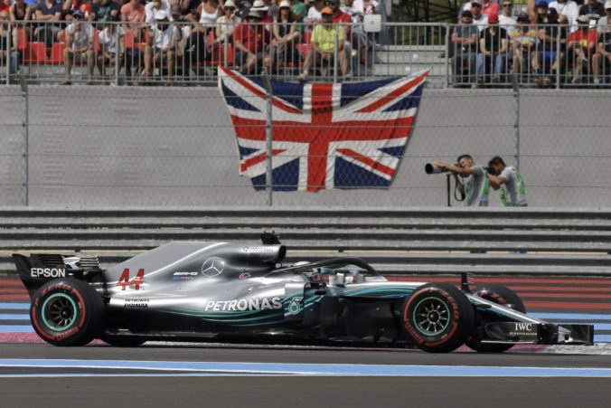 Hamilton spôsobom štart-cieľ ovládol VC Francúzska, Vettel doplatil na kolíziu s Bottasom