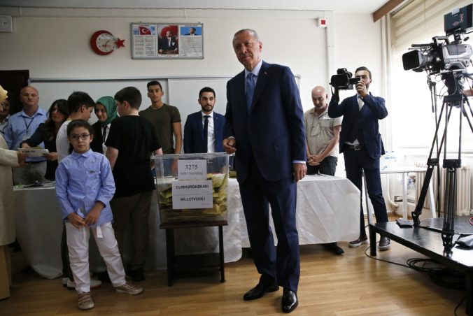 Objavili sa správy o možnej manipulácii volieb v Turecku, hlas odovzdal i prezident Erdogan