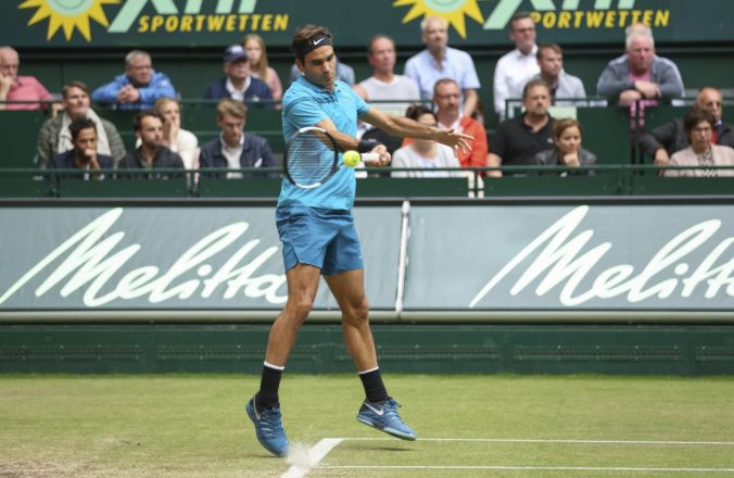 Video: Roger Federer prehral finále v Halle a príde o post svetovej jednotky