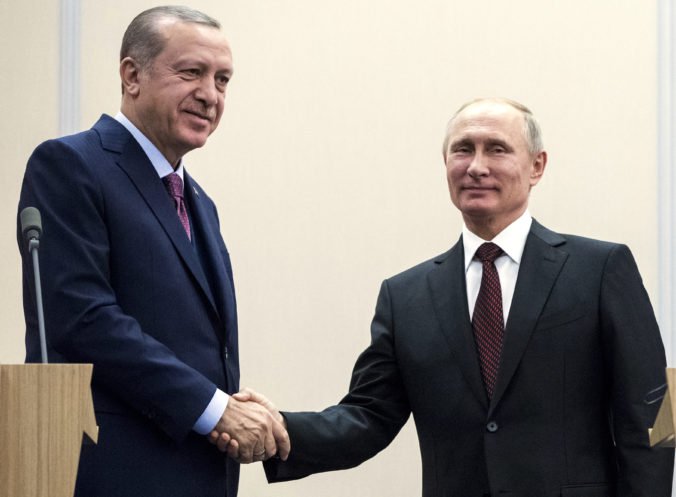 Putin zablahoželal Erdoganovi k znovuzvoleniu, podľa Luxemburska má v rukách všetku moc v Turecku