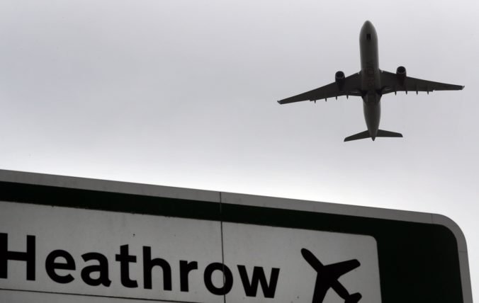 Britský parlament schválil výstavbu tretej dráhy na letisku Heathrow