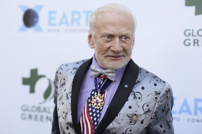 Druhého muža na Mesiaci Buzza Aldrina údajne okradli vlastné deti, zažaloval aj bývalú manažérku