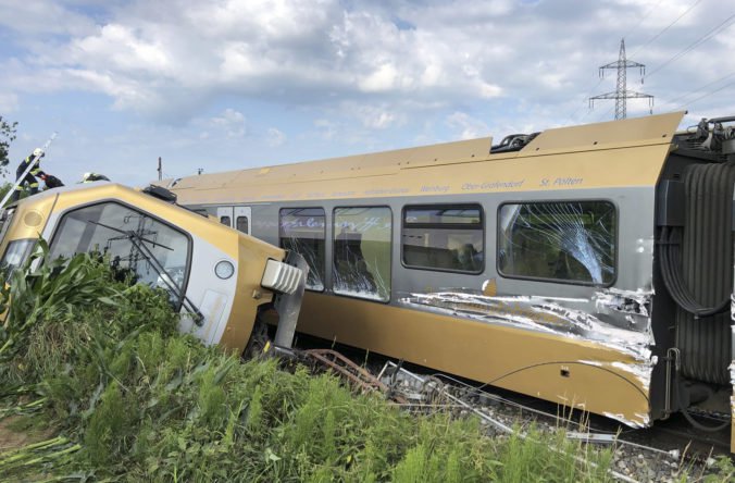 Foto: V Rakúsku sa vykoľajil vlak, niekoľkí cestujúci sú ťažko ranení