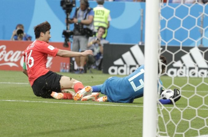 Kórejčanom už na MS vo futbale nepomôže kapitán Ki Song-jueng, zranil sa v zápase s Mexikom