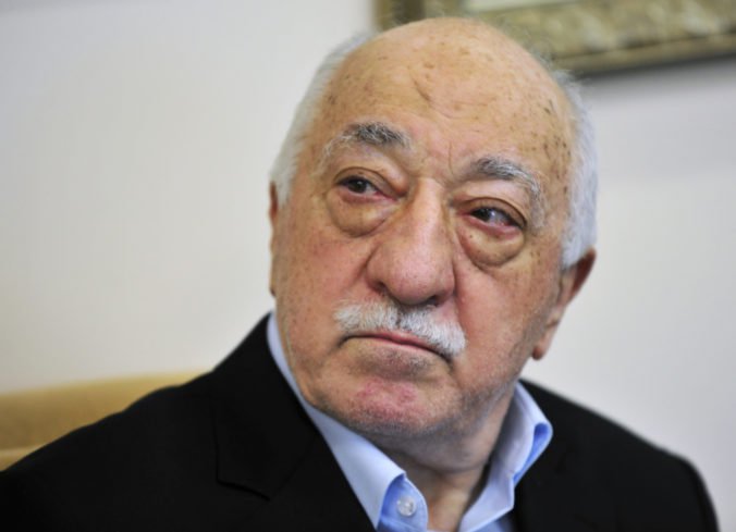 Turecko pokračuje v čistkách, vydalo ďalšie zatykače na údajných spojencov Fethullaha Gülena