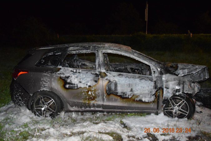 Foto: Tínedžer na Hyundai prešiel do protismeru, auto po zrážke s Citroënom začalo horieť