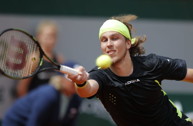 Lacko víťazom dramatického súboja, z trojsetovej bitky v Eastbourne postupuje do štvrťfinále