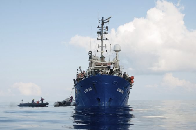 Loď Lifeline s migrantmi naďalej zostáva na otvorenom mori, počasie sa pritom zhoršuje