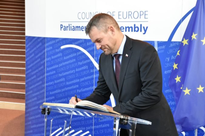 Poslanci Rady Európy sa premiéra Pellegriniho pýtali na Kuciaka, Kotlebu aj RTVS