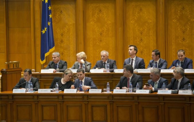 Rumunská vláda prežila hlasovanie o nedôvere, iniciovala ho opozičná Národná liberálna strana