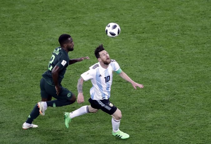 Stratený Messi sa našiel v pravý čas, v hre bol elán, ale aj veľa chýb, píšu médiá o postupe Argentíny