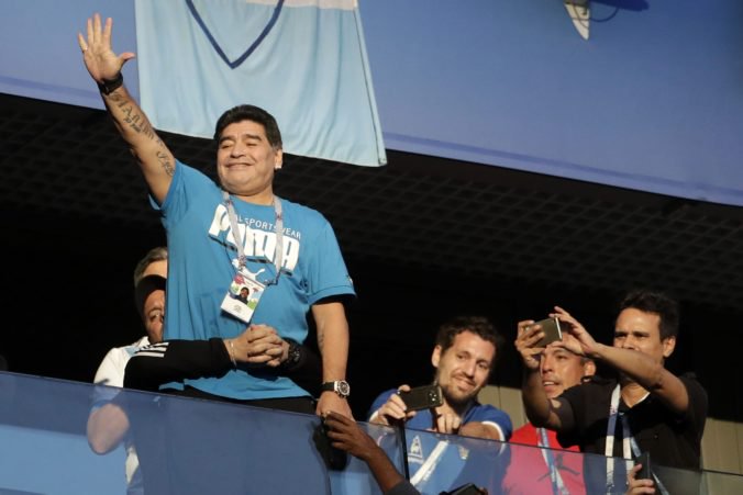 Video: Maradona po víťaznom góle Argentíny ukazoval vztýčené prostredníky, ratovať ho museli záchranári