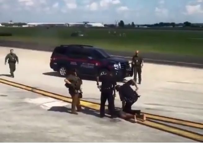 Video: Mladík bez trička vyskočil na krídlo lietadla a začal búchať do okien