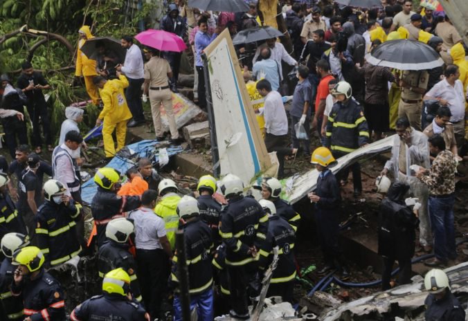 Foto: V Bombaji sa zrútilo malé lietadlo, havária stála život pilotov aj zasiahnutých na zemi
