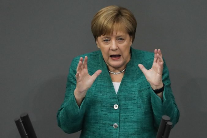 Merkelová v parlamente obhajovala svoje rozhodnutie, migrantom by vraj dvere otvorila znova