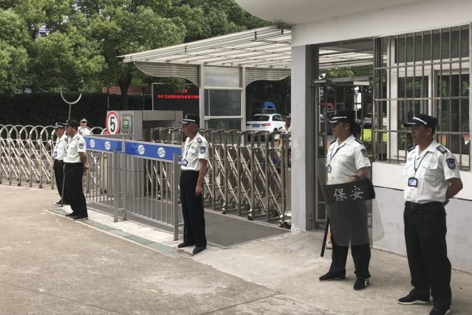 Šanghajský útočník pred školou dobodal matku s deťmi, chcel sa tým vraj odplatiť spoločnosti