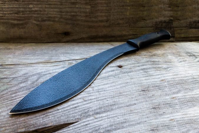 Tínedžerka s mačetou prinútila bývalého priateľa k sexu