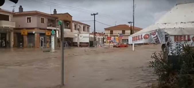 Video: Silné letné búrky spôsobili v Grécku záplavy, zatopili domy a ochromili dopravu