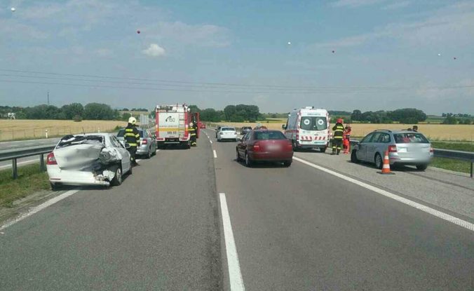 Foto: Na R1 sa zrazili štyri autá, pri nehode sa niekoľkí zranili
