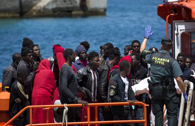 Námorná záchranná služba pomohla na breh takmer stovke migrantom z Afriky