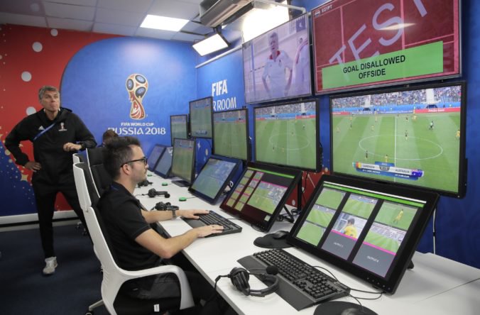Systém videorozhodcu na MS vo futbale 2018 má u FIFA veľký úspech, no musí čeliť i kritike