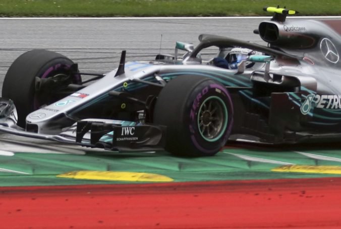 Mercedesy ovládli kvalifikáciu na Veľkú cenu Rakúska, z prvého miesta odštartuje Bottas