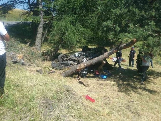 V Štiavnických vrchoch sa stala vážna dopravná nehoda, auto zišlo z cesty a vrazilo do stromu