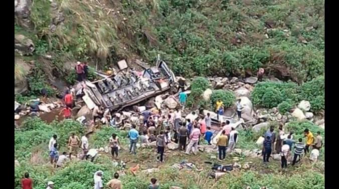 Foto: Preplnený autobus sa zrútil do rokliny v Indii, zahynulo najmenej tridsať ľudí