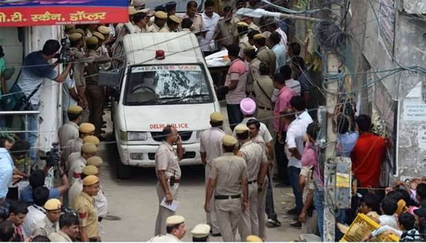 Polícia v Indii našla v dome jedenásť mŕtvych tiel, niekoľko ich viselo zo stropu