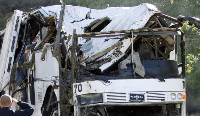 Pri zrážke autobusu a sanitky utrpelo zranenia 46 ľudí, zväčša detí