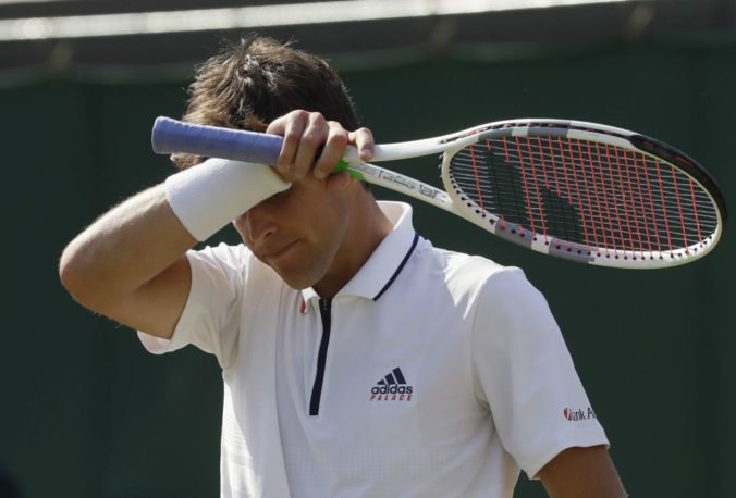 Dominic Thiem skončil vo Wimbledone už v prvom kole, proti Baghdatisovi ho zastavilo zranenie