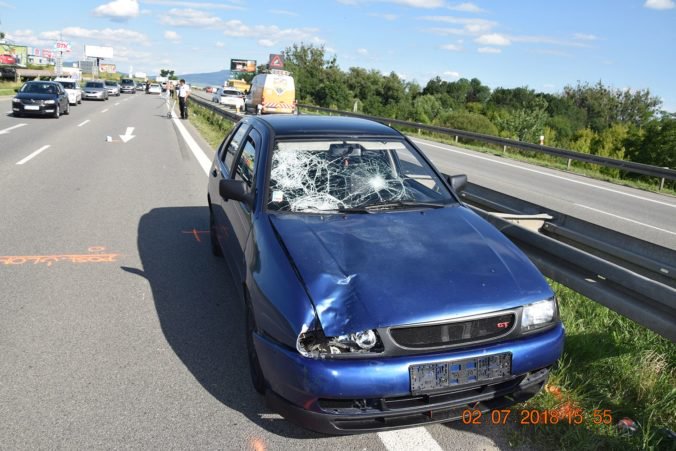 Foto: Desaťročný chlapec prebiehal cez štvorprúdovku, zrážku so Seatom neprežil