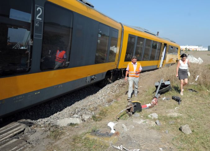 V okrese Komárno sa vykoľajil vlak RegioJet, vodič zdemolovaného auta zrážku neprežil