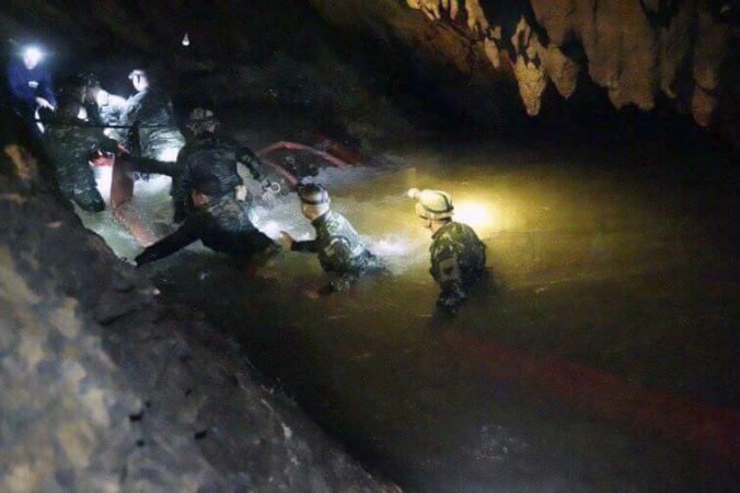 Video: Skupina futbalistov uviazla v jaskyni v Thajsku, experti zvažujú možnosti záchrany