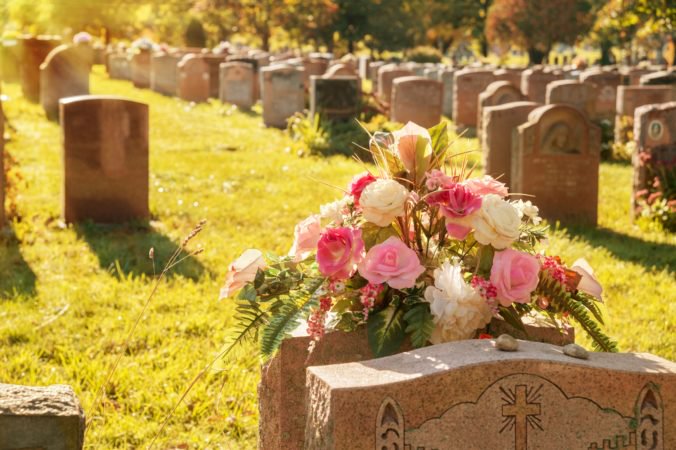 Ministerstvo pripravuje novelu zákona o pohrebníctve, zmena by pomohla obciam