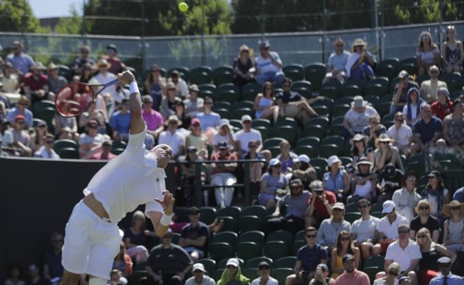 Američan John Isner v zápase 2. kola Wimbledonu nastrieľal 64 es