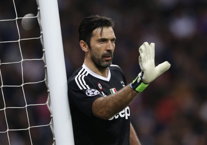 Brankár Gianluigi Buffon je už oficiálne hráčom tímu Paríž Saint Germain