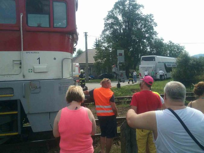 Foto: Autobus plný ľudí prerazil závory na priecestí v Malom Čepčíne, vlak stihol spomaliť