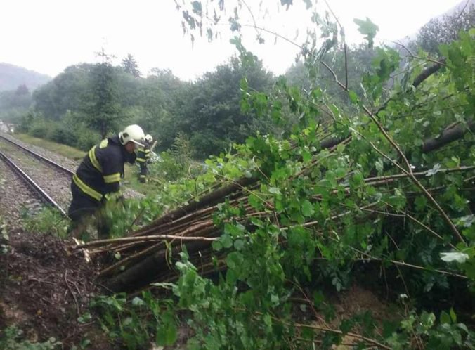 Foto: V obci Párnica sa na koľajisko zosunula pôda a popadali stromy, na mieste zasahujú hasiči