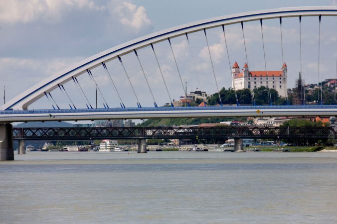 Muž chcel skočiť z mosta Apollo v Bratislave, po záchrane vydal polícii vrecko s neznámou látkou