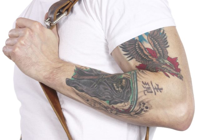 Muž sa polícii predstavil pod falošnou identitou, jeho tetovanie ho však prezradilo