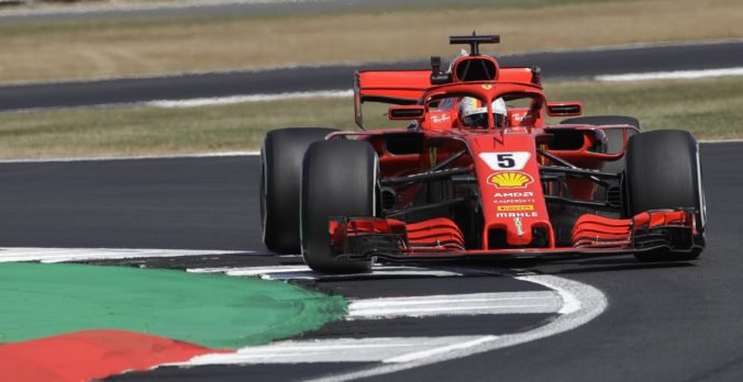Vettel uspel na druhom tréningu pred VC Veľkej Británie, Hamilton dorazil o 0,2 sekundy neskôr